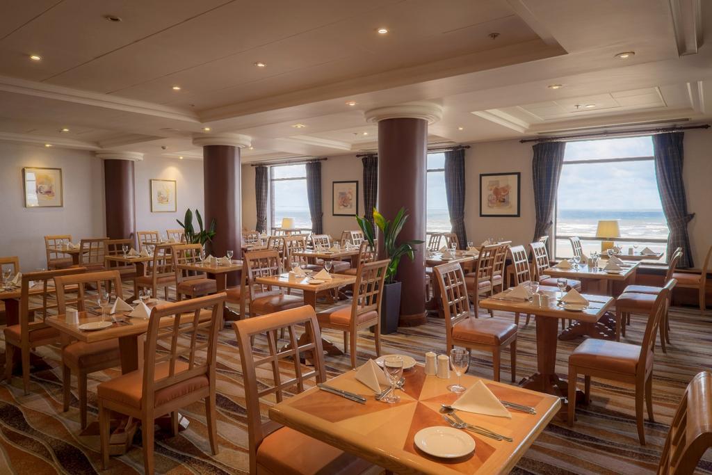 그랜드 호텔 블랙풀 외부 사진 The restaurant at the hotel